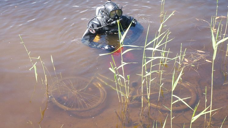 Bild från skräprensning i ett annat sammanhang. Här är en cykel på väg upp ur Klarälven.
