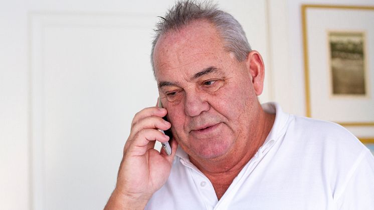 Telefonen är Stefan Ripas kanske viktigaste verktyg i rollen som god man. Det blir många telefonsamtal.
