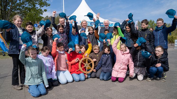 Die Kinder der Friedrich-Junge-Schule übernehmen zur Segelcamp Eröffnung das Steuerrad für die Saison 2023