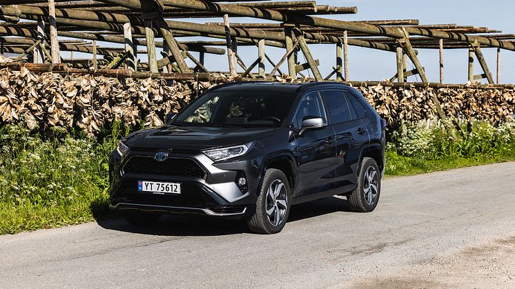 Toyota på salgstoppen: RAV4 er Svolværs mest kjøpte bilmodell første halvår. Foto: Nordvik AS. Høyoppløselig bilde i bunnen av artikkelen. 
