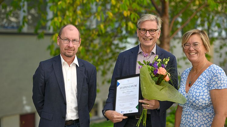 Från vänster: Peter Nilsson, Pfizer, Lars Rönnblom, stipendiat och Lotta Håkansson, förbundsordförande för Reumatikerförbundet. Foto: Jan Torbjörnsson 