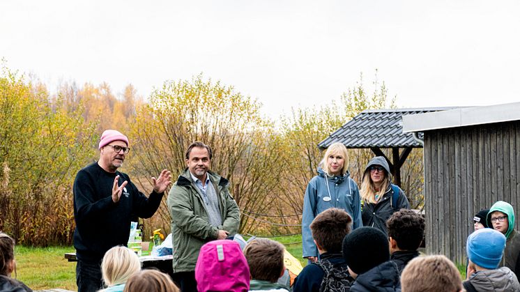 Mattias Walan, verksamhetsledare på Framtidsfrön; Niklas Wikström, kommunalråd (L) och Klara Perhamre, projektledare på Karlstads kommun hälsar barnen välkomna. 