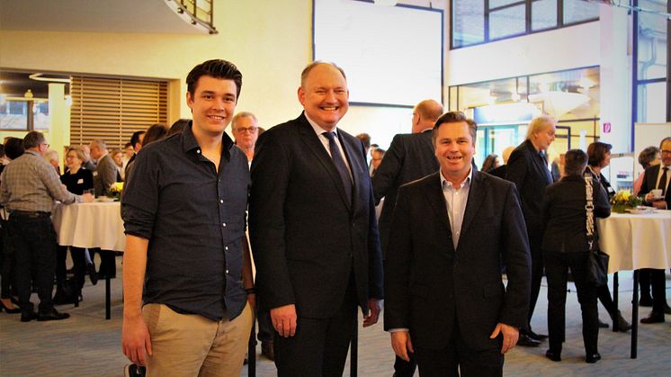 Gastredner Philipp Riederle, Dr. Stephan Nahrath und Herfords Bürgermeister Tim Kähler diskutierten nach dem Vortrag noch mit den Gästen weiter.