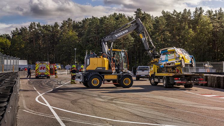 Volvo EWR150E i arbete med den nya bärgningsplattan