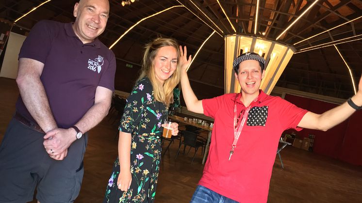 Jonas Carlsson Stroh från Malmö Brewing, Irina Carlén från Crime City brewers och Jakob Thomsgård från Brygghuset Finn anordnade Folkets Dryckesfetival med sin branschkollegor i föreningen Skånes Dryckesproducenter. Foto: Anna Lind Lewin.