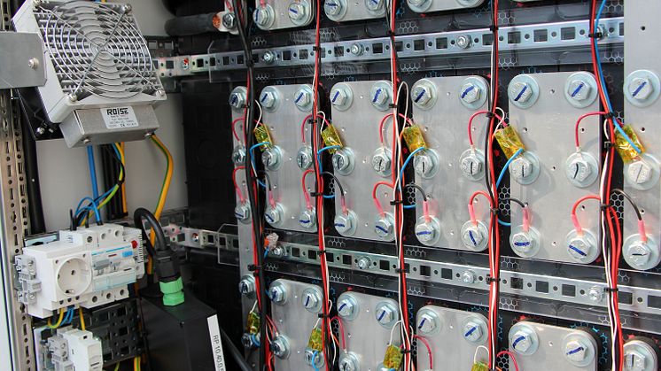 PV-Speicherlösungen in der Niederspannung können einen netzdienlichen Einfluss haben. Das ist eines der Ergebnisse des Bayernwerk-Forschungsprojekts Distribat in Niederbayern..