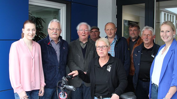 Freuen sich über die E-Bikes (v. l.): Julia Prinz, Norbert Spyth, Norbert Pachur (Steinheim), Johannes Hoffmann, Hermann Rüther, Michael Lohr (Himmighausen), Franz Büker, vorne Conny Evers (Godelheim) sowie Leonie Riekschnietz, WWE.