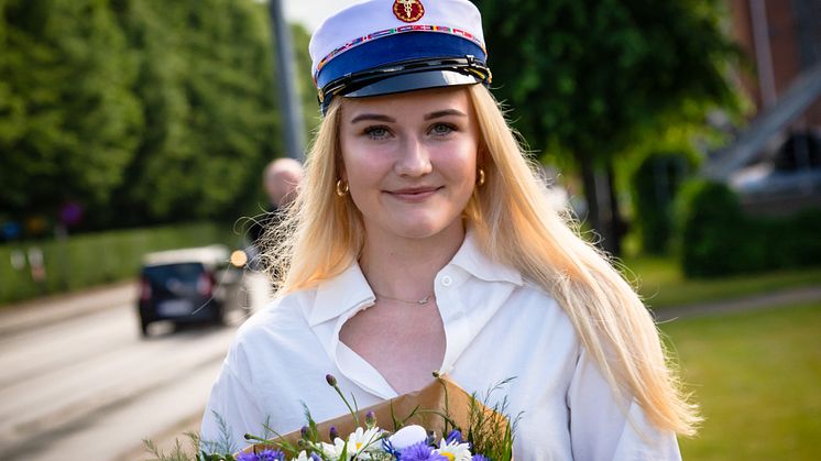 Alberte Kjærsgaard Schartau var en af de 5 første studenter, som mandag fik deres studenterhuer på Tradium HHX. foto // Ulrik Burhøj Jepsen