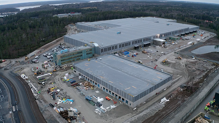 Hållbarhet genomsyrar bygget av DSV Solutions nya logistikcenter. Bland annat får byggnaden solpaneler och regnvatten från taken renas och används i anläggningen. Bild: Tommy Allström Byggproduktion