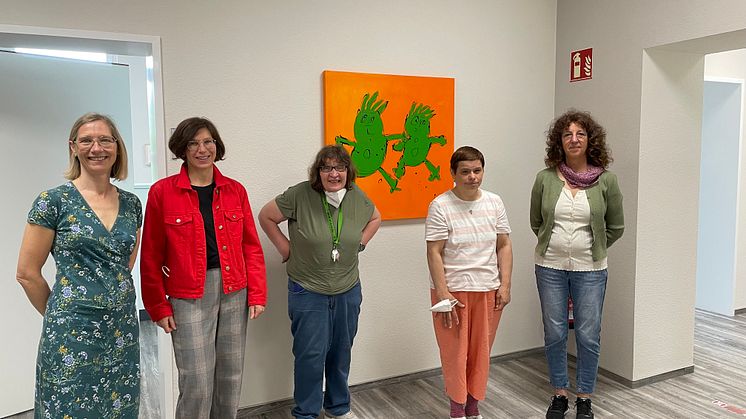 Anneliese Koffer und Elisabeth Gretz (3. und 4.v.l.) besichtigten mit Sabine Brusius vom Atelier Farbenhaus (rechts), Prodekanin Susanne Gerner (liuks) und Professorin Nicole von Langsdorff (2.v.l.) die neuen Flure der EHD.