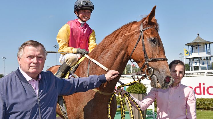 Hans Adielsson efter seger med hästen Call Me Back. Foto: Stefan Olsson/Svensk Galopp