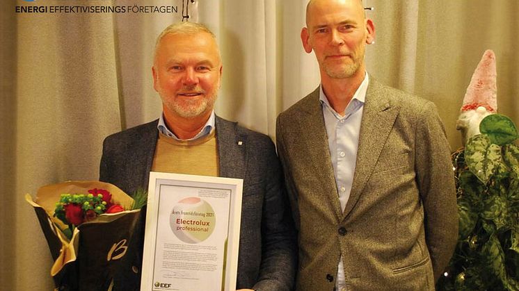 Peter Sundqvist från Electrolux Professional med utmärkelsen "Årets Framtidsföretag" och EEFs styrelseordförande, Thomas Sundén.