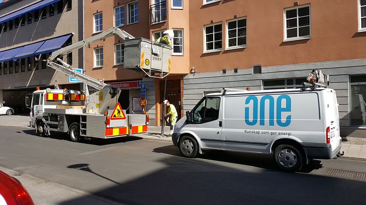 Montörerna Simon Eriksson och Marcus Johansson arbetar med en ljuspunkt i centrala Örebro.