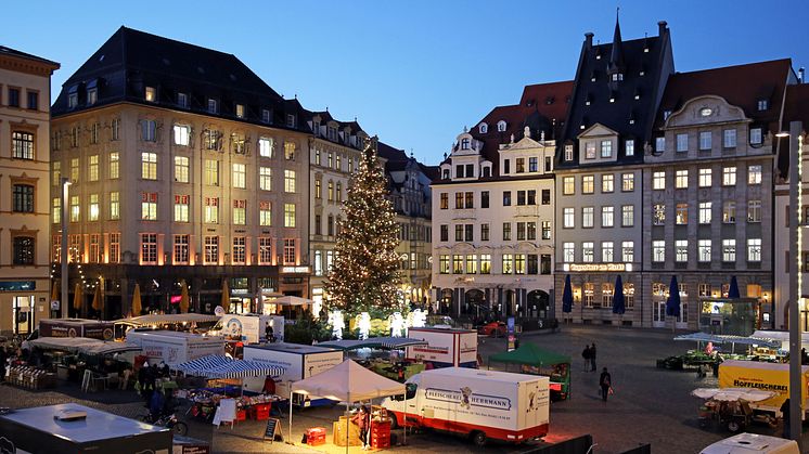 Leipzig: Wochenmarkt mit Weihnachtsbaum