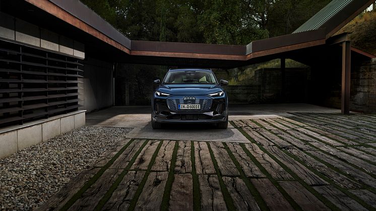 Audi Q6 e-tron quattro (Plasmablå metallak)