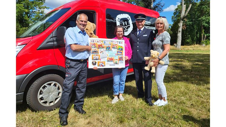 Gerd Gaschka (Feuerwehr Leipzig), Kerstin Stadler (Kinderhospiz Bärenherz), Torsten Kolbe (stellvertretender Vorsitzender des Leipziger Feuerwehrverbandes) und Marion Kutzner (Pflegedienst Moschke und Kutzner) präsentieren stolz den Spendenscheck