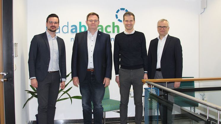 Gemeinsam stark für ein nachhaltiges Wärmekonzept (v.l.n.r.): Patrick Dirr vom IfE, Bad Abbachs Bürgermeister Benedikt Grünewald sowie Tobias Stahl und Stephan Leibl vom Bayernwerk.
