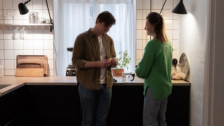Så förvandlades toaskrubben till mysigt badrum hos paret som aldrig stannar upp
