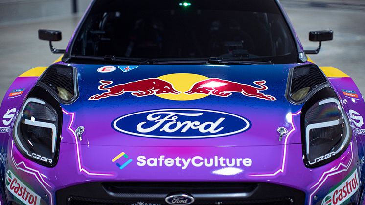 •	A Ford és az M-Sport most ünneplik hét bajnoki címet eredményező együttműködésük 25. évfordulóját, és ebből az alkalomból bemutatták az új M-Sport Ford Puma Hybrid Rally1 versenyautó fényezését is