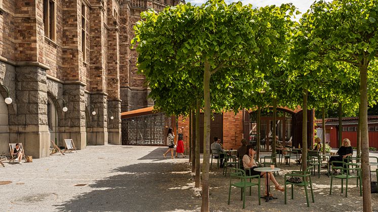 En ny entré leder besökaren mellan museibyggnaden och den tidigare stängda bakgården, som lagom till sommaren blivit ett grönt vardagsrum utomhus. Foto: Karolina Kristensson, Nordiska museet.