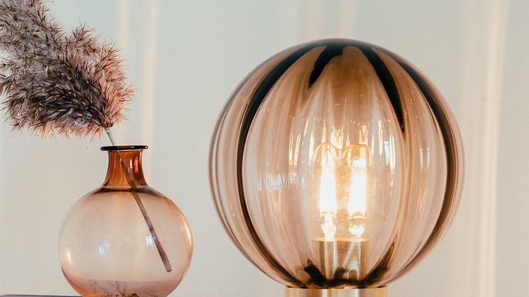 Nyhet - krystallkule bordlampe med messing sokkel