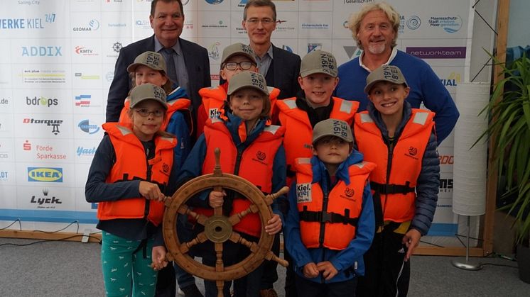 V.l. Gerwin Stöcken, Frank Meier, Uwe Wanger übernehmen das Steuerrad von den Opti-Segelkindern