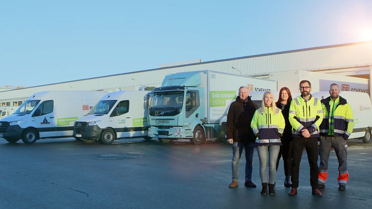 Roger Nilsson, vd TGM och Bäckebols åkeri, Malin van Manen, miljösamordnare, Erika Rydén, miljö och Kvalitetsansvarig, Tony Ekvall, distriktschef och Joni Lindqvist, DB Schenker CoDi Specialist framför den elektriska fordonsflottan.