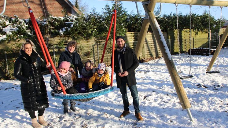 Freuen sich über die neue Schaukelanlage: Erzieherin Janine Eggers (l.), Kita-Leiterin Birgit Dwenger-Elbeshausen, Kommunalbetreuer Alexander Bolsmann mit Alina, Till, Juna und Isaac.