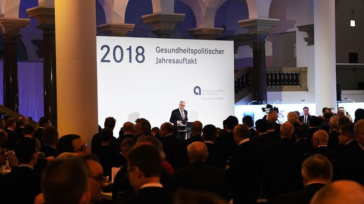 Ulrich Sommer begrüßt rund fünfhundert Gäste zum Gesundheitspolitischen Jahresauftakt im Düsseldorfer Ständehaus K 21