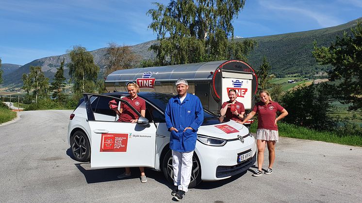 Klare for å køyre ut fersk ost til turistane. Frå venstre: Oda Stensgård, meierisjef Frode Aurmo, Maje Kjosbakken og Tea Karoline Mork.