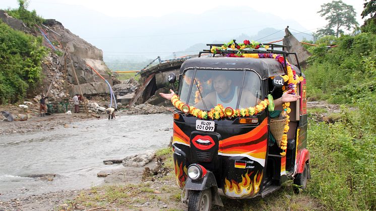 Travel scholarship helps business students’ tuk-tuk trek across India