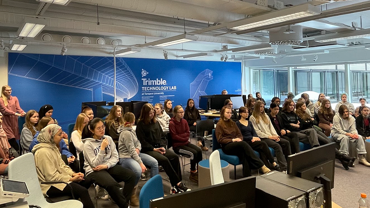 Etelä-Hervannan koulun 9-luokkalaiset Trimble Technology Labissa Tampereen yliopistolla. 
