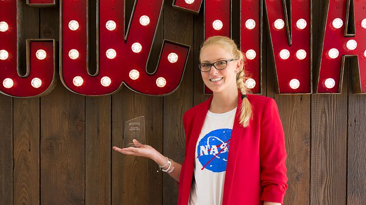 Sarah Jensen, Director Operations, mit dem eLearning Award 2019