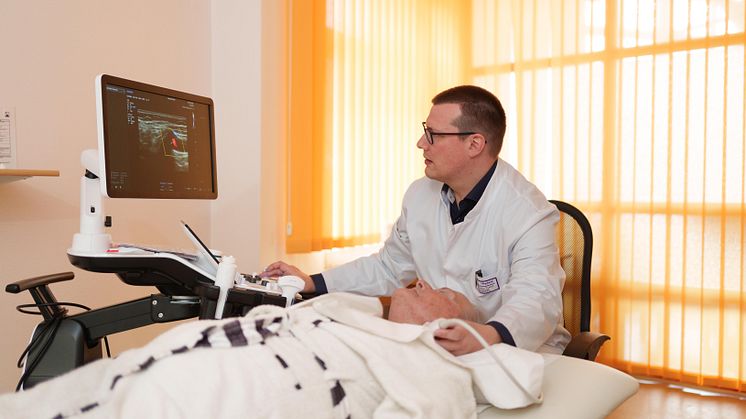 Chefarzt Dr. Sven Fuest bei einer Prophylaxe-Untersuchung. (Foto: Hephata-Archiv/Stefan Betzler)