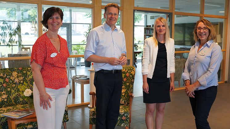 Madeleine Lundström VD Förenade Care, Lars Folkmann koncerndirektör Forenede Koncernen, Emma Ramde Magnusson tf. regionchef sydvästra och Maria Bröme vik. verksamhetschef Karlslunds vårdboende.   