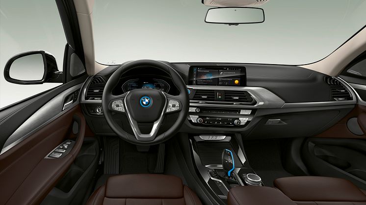 Upouusi BMW iX3: Tehokasta ja sähköistä ajamisen iloa maastoautolla