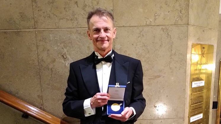 Professor Fredrik Ronquist med sin minnesmedalj i guld från Kungl. Fysiografiska sällskapets i Lund. Foto Eva Ronquist
