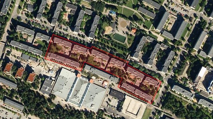 Totalt tio botadshus fördelade på tre gårdar berörs av renoveringen. Från vänster sett Skänninge 2, 5 och 4.