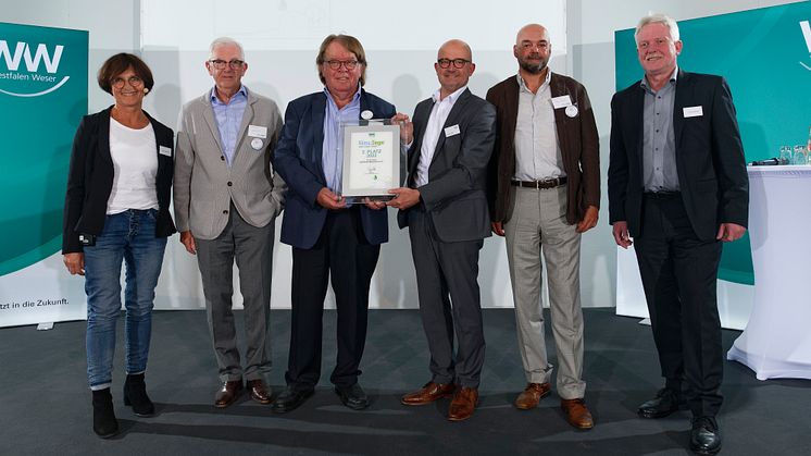 Engagement belohnt (v. l.): Petra Schepsmeier, Jurymitglied, Richard Henke, Dr. Wolf Peter Otto, Andreas Speith, Westfalen Weser, Frank Hiller und Marsbergs Bürgermeister Thomas Schröder.