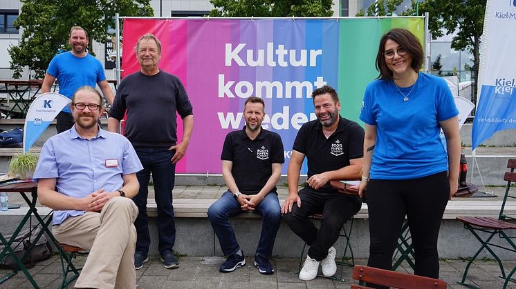 Beim Pressetermin waren dabei v.l: Johannes Hesse (Kiel hilft Kiel), Michael Kruse (AWO), Rainer Pasternak (Kulturreferent der LH Kiel), Meik Ehlers (Cup & Cino), Lars Lenßen (dean&david) und Halina Koschinski (Kiel-Marketing e.V.) 