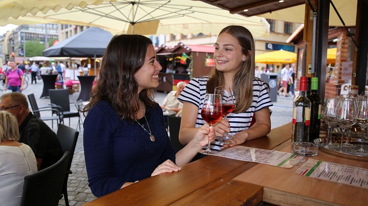 Treffpunkt für Genießer: das Leipziger Weinfest auf dem Markt - Foto: Andreas Schmidt