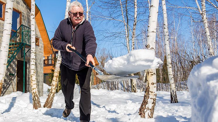 Patienten mit Herz-Kreislauf-Erkrankungen sollten große Anstrengungen bei Kälte vermeiden und das Schneeschippen besser gesunden Menschen oder professionellen Räumdiensten überlassen. 