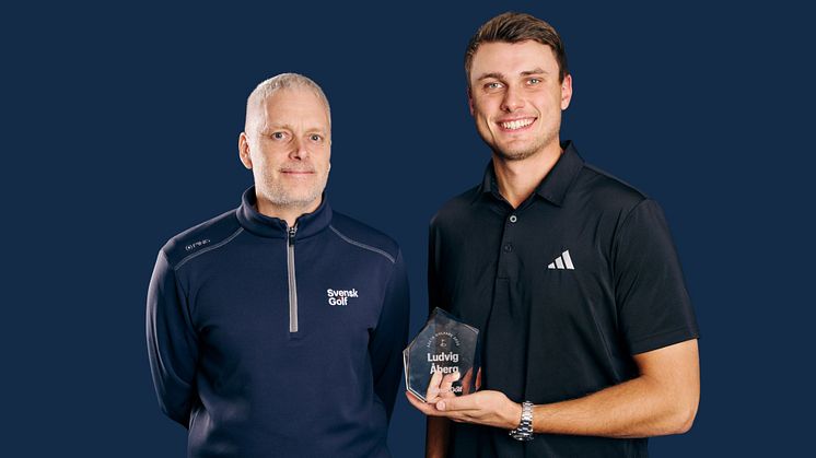 Eric Franzen, chefredaktör för Svensk Golf och juryordförande för utnämningen av Årets Golfare, delar ut priset till Ludvig Åberg. Foto: Peter Westrup.