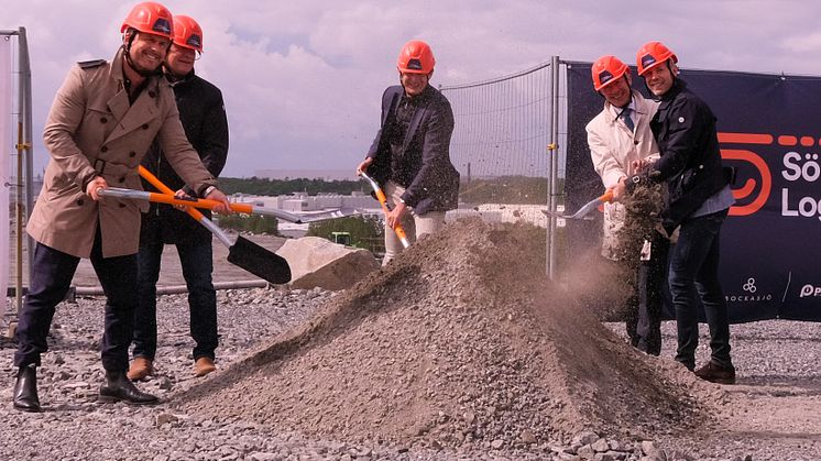 Hampus Magnusson, kommunalråd Göteborg Stad, Joakim Hedin, vd Bockasjö, P-G Persson, vd Platzer, Magnus Strand, CEO DB Schenker SE/DK/IS och Håkan Nydén, CEO Schenker Logistics AB & Head of Contract Logistics SE/DK tar de första spadtagen.