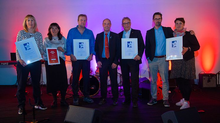 Årets pristagare på Mötesplats Lycksele gratulerades av regionrådet Rickard Carstedt. Foto: Patrick Trägårdh