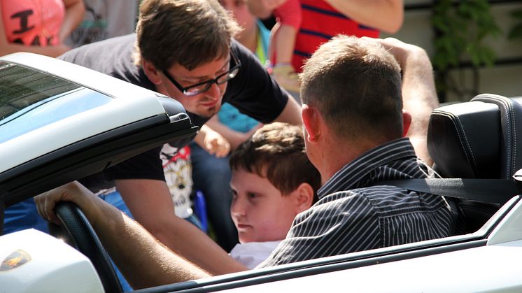Ein aufregender Nachmittag im Bärenherz: Kinder mit Dr. Schuh im Lamborghini unterwegs
