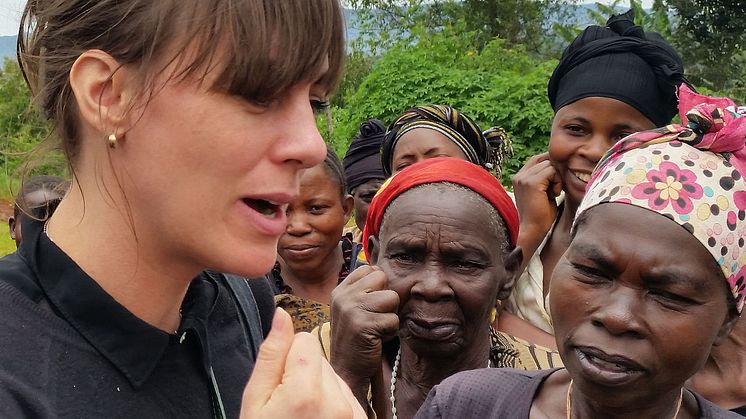 Maria Bard från PMU möter oroliga bybor i östra DR Kongo. Foto: PMU