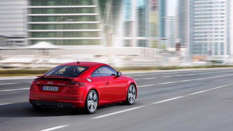 Audi TT Coupé (tangorød) dynamisk bagfra