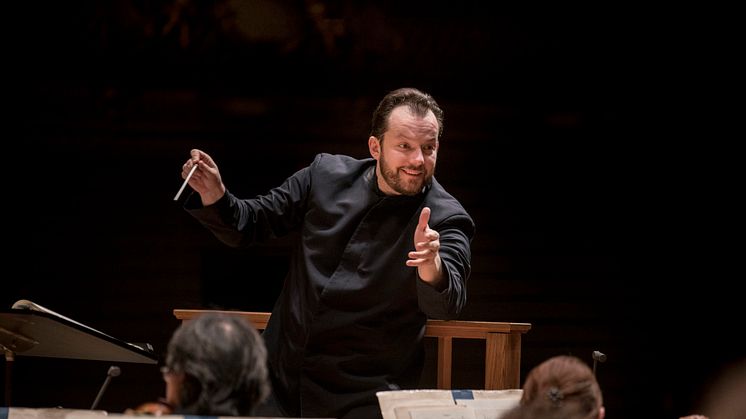 Stjärndirigenten Andris Nelsons är äntligen tillbaka hos Kungliga Filharmonikerna. Foto: Marco Borggreve