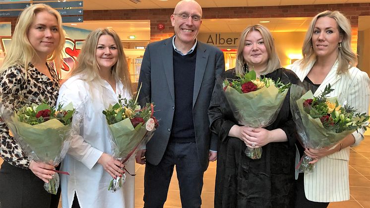 Studenterna Anna Salmijärvi, Åsa Ifver, Gry Holgersson och Mimmi Ekdahl tillsammans med professor Johan Berlin.